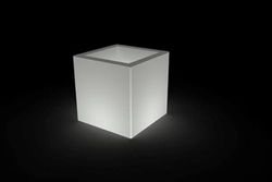 Kloris Porte-Pot Cube Moderne modèle ELLENICO 45 éclairé avec câble électrique Ampoule Incluse. IP65. 45 x 45 cm Hauteur 45 cm Profondeur Compartiment 15 cm.