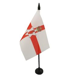 AZ FLAG - Drapeau De Table Irlande du Nord - 15x10 cm - Mini Drapeau Nord Irlandais De Bureau 100% Polyester Avec Hampe De 25cm Et Socle En Plastique Noir