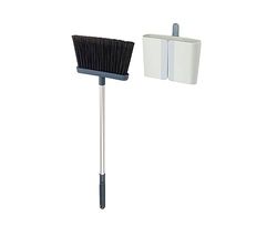 Joseph Joseph CleanStore Escoba con Almacenamiento en la Pared Cerrado, Barredora con Mango Largo Extensible, para Barrer con Cerdas Suaves y Peine