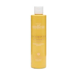 Maternatura, Shampoo per Capelli Secchi alla Camomilla, Formula Arricchita con Balsamo ad azione Nutriente e Idratante, Bio Beauty Routine Cute e Capelli Secchi, Made in Italy - 250 ml