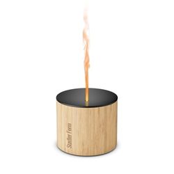 Stadler Form aroma diffuser Nora met bamboe behuizing en aluminium deksel voor binnen en buiten, verspreidt essentiële oliën en betovert met vlameffect, in batterijmodus tot 7 uur.