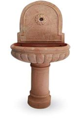 FONTANA DA GIARDINO IN TERRACOTTA FATTA A MANO; ALTEZZA CM. 118, LARGHEZZA CM. 56 COMPLEMENTO D'ARREDO IN COTTO
