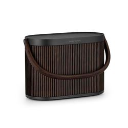 Bang & Olufsen Beosound A5 Potente Altavoz de Lujo Modular Bluetooth Portátil y WiFi para Uso en Casa o Exteriores con una Batería de Larga Duración y Cargador Inalámbrico Dark Oak