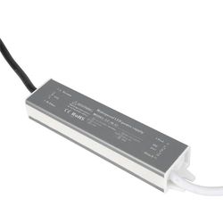Brightium Vattentät transformator 30 W, 12 V, IP68, mått 2 x 3 x 14 cm, perfekt för utomhusbelysning och elektriska apparater i fuktiga miljöer.