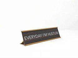 Aahs Gravure Everyday I'm Hustlin Plaque de Fantaisie Style Desk Sign Marron