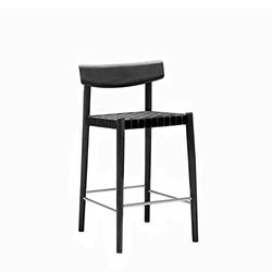 Andreu World Banqueta baja Smart asiento cinchado color negro, respaldo y estructura de madera maciza de haya color tinte negro, tacos plástico