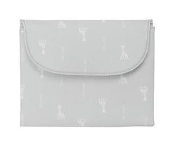 SOPHIE LA GIRAFE MUM - Cambiador de Bebé, con Material Reciclado, Repelente al Agua, Práctico y Cómodo, Resistente y Versátil, 40x50 cm, Color Gris piedra