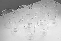 Koppsats bestående av 10 koppar MAXI 400–1 000 ml (flera storlekar) med gradering (ml, oz) tillverkad av borosilikatglas 3.3 med witeg-logga