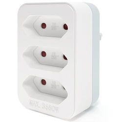 Spina di conversione tedesca diritta che trasforma 1 presa in 3. Ideale per case e uffici, con capacità di 10 A, è pratico e sicuro per collegare vari dispositivi.