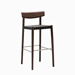 Andreu World Banqueta alta Smart asiento cinchado color negro, respaldo y estructura de madera maciza de haya color tinte nogal, tacos plástico