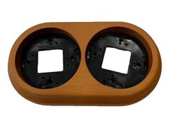 Elegante cornice doppia in legno, perfetta per valorizzare foto e ricordi, aggiungendo calore e stile a qualsiasi spazio. Ideale per mostrare i tuoi momenti più speciali.