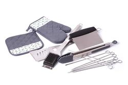 BIRAMBEAU, KIT BARBECUE: 8 spiedini in acciaio inox 25 cm + spazzola e raschietto + paletta XL in acciaio inox + guanto in cotone+presina in cotone + pinza per barbecue in silicone + tagliaverdure