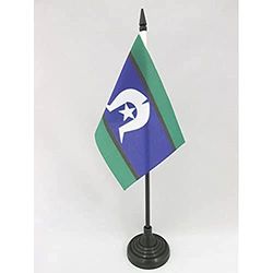 AZ FLAG - Drapeau De Table Iles du détroit de Torrès - 15x10 cm - Mini Drapeau des Iles du Détroit De Torrès De Bureau 100% Polyester avec Hampe De 25cm Et Socle en Plastique Noir