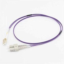 C2G 30 m LC/SC OM4 LSZH fiberlapp – lila – patchkabel – LC multiläge (M) till SC multiläge (M) – 30 m – fiberoptik – 50/125 mikron – OM4 – lila