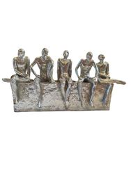 DRW Figurka kilku mężczyzn siedzących srebrna żywica 33x6x17 cm
