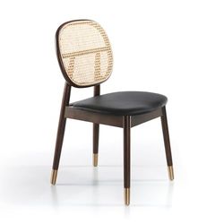 Chifonier de madera chapada en nogal natural y patas de acero inoxidable oscuro metalizado. Tapa de mármol porcelánico blanco con vetas en tonalidades grises y marrones en brillo.