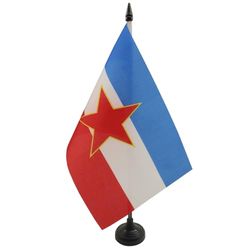 AZ FLAG - Drapeau De Table Yougoslavie 21x14 cm - Petit Drapeau Yougoslave De Bureau 100% Polyester Avec Hampe De 25cm Et Socle En Plastique Noir