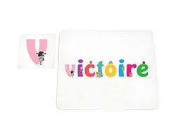 Little Helper Napperon avec Coaster Style Illustratif Coloré avec le Nom de Jeune Fille Victoire