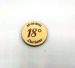 BOMBONIERA compleanno 18 anni Magnete calamita personalizzata nome e data SEGNAPOSTO legno