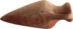 “ANFORA ORIZZONTALE CON MANICI “ IN TERRACOTTA GALESTRO FATTA A MANO; LUNGHEZZA CM. 55, ALTEZZA CM. 28.