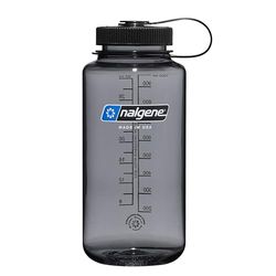 Nalgene Sustain Tritan BPA-vrije waterfles gemaakt met materiaal afgeleid van 50% plastic afval, 32 oz, brede mond, grijs met zwart deksel