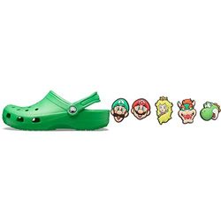 Crocs Classic, Zoccoli Unisex - Adulto, Verde (Grass Green), 48/49 EU + Shoe Charm 5-Pack, Decorazione di Scarpe, Super Mario