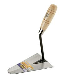 Palette soudée de 180 x 125 mm avec manche en bois, idéale pour appliquer ou couper des matériaux dans les travaux de construction et de jardinage.