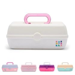 Caboodles Pretty in Petite makeuplåda, vitt på vitt i två toner, organiseringslåda i hårdplast, 2 svängbara brickor, modespegel, säker spärr för säkert resande