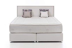 Letto verde Amelia 100% Vegan, letto con materasso a molle insacchettate a 7 zone e piedini in metallo cromato, inclusi 4 cuscini decorativi, tessuto, crema, superficie di riposo 180 x 200 cm