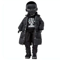 Rainbow High Shadow High - REXX MCQUEEN - Zwarte modepop met modieuze outfit en 10+ kleurrijke speelaccessoires - geweldig voor kinderen en verzamelaars vanaf 12.
