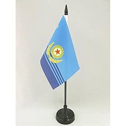 AZ FLAG - Drapeau De Table Force aérienne populaire de Corée du Nord - 15x10 cm - Mini Drapeau De L'Armée Nord Coréenne De Bureau 100% Polyester Avec Hampe De 25cm Et Socle En Plastique Noir