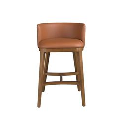 Taburete con asiento y respaldo tapizados en polipiel color marrón. Patas de madera chapada en nogal natural de estilo vanguardista a la vez que atemporal.