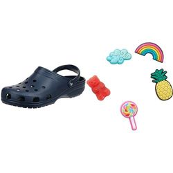 Crocs Classic, Zoccoli Unisex - Adulto, Blu (Navy), 43/44 EU + Shoe Charm 5-Pack, Decorazione di Scarpe, Happy Candy