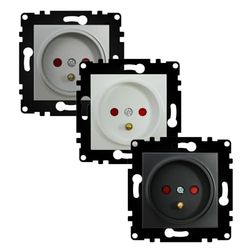 VoltShine Spina Schuko con coperchio - PJ Bianco: connessione affidabile che impedisce l'accumulo di sporco. Il suo design moderno si integra perfettamente in case moderne e funzionali.