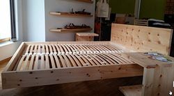 Letto base in cirmolo massello grezzo, senza metallo.
