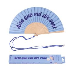 Fisura – Originele waaier met de tekst “aire que vol dir vent”. Handwaaier van hout in een modern en kleurrijk ontwerp. Blauwe ventilator met koord. Afmetingen: 42,5 x 23 cm.