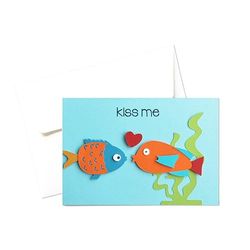 Kiss me - San Valentino - festa degli innamorati - biglietto d'auguri (formato 10,5 x 15 cm) - vuoto all'interno, ideale per il tuo messaggio personale - realizzato interamente a mano.