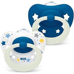 NUK Signature Night fopspeen | 0-6 maanden | kalmeert 95% van de baby's | fopspeen in hartvorm van BPA-vrije siliconen | glow-in-the-dark | inclusief etui | blauwe sterren | 2 stuks
