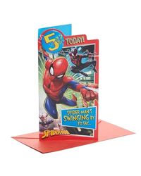 UK Greetings Biglietto di auguri per 5° compleanno Marvel per lui/ragazzo, regalo di buon compleanno, per lui, ragazzi, uomini, Spiderman, con distintivo e busta, 127 x 235 mm
