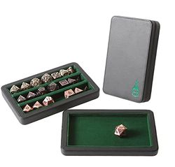 Forged Dice Co. Étui à 3 rangées de qualité supérieure – Boîte combinée et plateau – Protège les ensembles polyédriques – Rangements de rangement doublés en feutre – Fermeture magnétique – Rangement