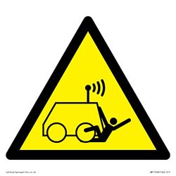 W037 Avvertimento: Run over by remote operator control Machine Sign - 150x150mm - S15