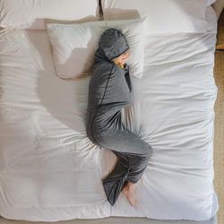 Hug Sleep Huva med sovpåse, bärbar filt med bekväm huva, extra tung filt, sett på Shark Tank, svalkande sensorisk, maskintvättbar mysig filt, vuxen, barn eller tonåring, grå, storlek S