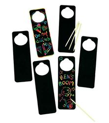 Baker Ross Lot de 10 Affichettes de Porte à Gratter - Scratch Art pour enfants - Personnaliser le message que vous souhaitez communiqué sur votre porte, Coloris Assortis, 23 cm