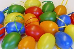 Unbekannt 100 Uova di Pasqua Colorate in plastica 6 cm Decorazione per Interni ed Esterni con Nastro colorato.