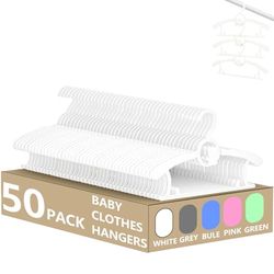 HGYZE Babygalgar för skåp, 50 stycken, vita, barngalgar, plast, 27,9–35,6 cm, justerbara sittstänger för nyfödda, halkfria barnkläder, björnhängare för flickor,