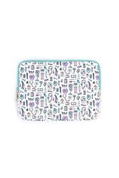 Laptop sleeve up to 14" Enfermera en Apuros White color, with nursing utensils design and PVC handle with Nurse shape. Padded and reinforced with zipper.