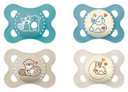 MAM Set de 4 Chupetes, Día y Noche, 2-6 Meses, con Tetina Simétrica, Plana y Flexible de Silicona de Fácil Aceptación, con Caja Autoesterilizadora, MAM Original, Azul, Pack de 4uds