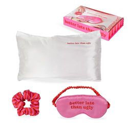 Fisura – Kit da sonno “Better late”. Include: federa 50x70 cm in raso, scrunchie delicato e maschera occhi rilassante. Pensiero creativo e utile per una donna speciale.