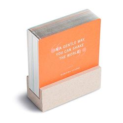 Compendium Lot de cartes de réflexions hebdomadaires — 52 citations inspirantes, une carte pour chaque semaine de l'année, comprend un présentoir de bureau