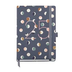 Miquelrius - Agenda 2025, Agenda anual 122x168 mm, Agenda día página, Cubierta cartón forrado plastificado, Espiral, Cierre goma elástica, Papel 80 g/m², Español, Inglés y Portugués, Lunas